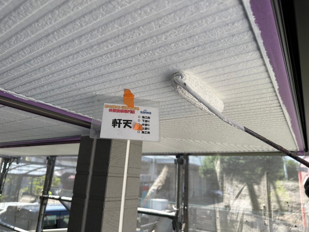 軒天の上塗り作業中|高品質塗料で防カビ性と美観を向上