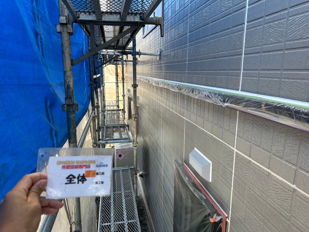 塗膜の劣化や色あせが見られる外壁全体の施工前写真|さいたま市の外壁塗装施工事例