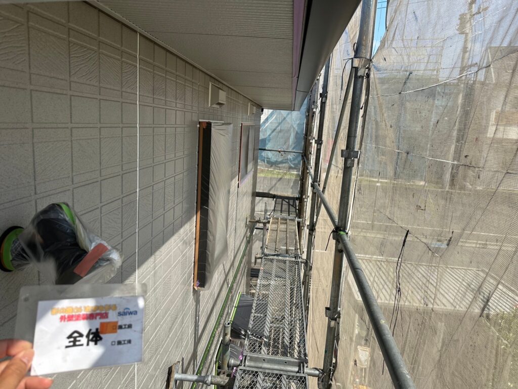 さいたま市の戸建て住宅 外壁塗装施工前の様子。既存外壁は色あせと汚れが目立ち、防水性が低下。高耐候塗料パーフェクトトップ(ND-376・3分艶)で丁寧に塗り替え予定。