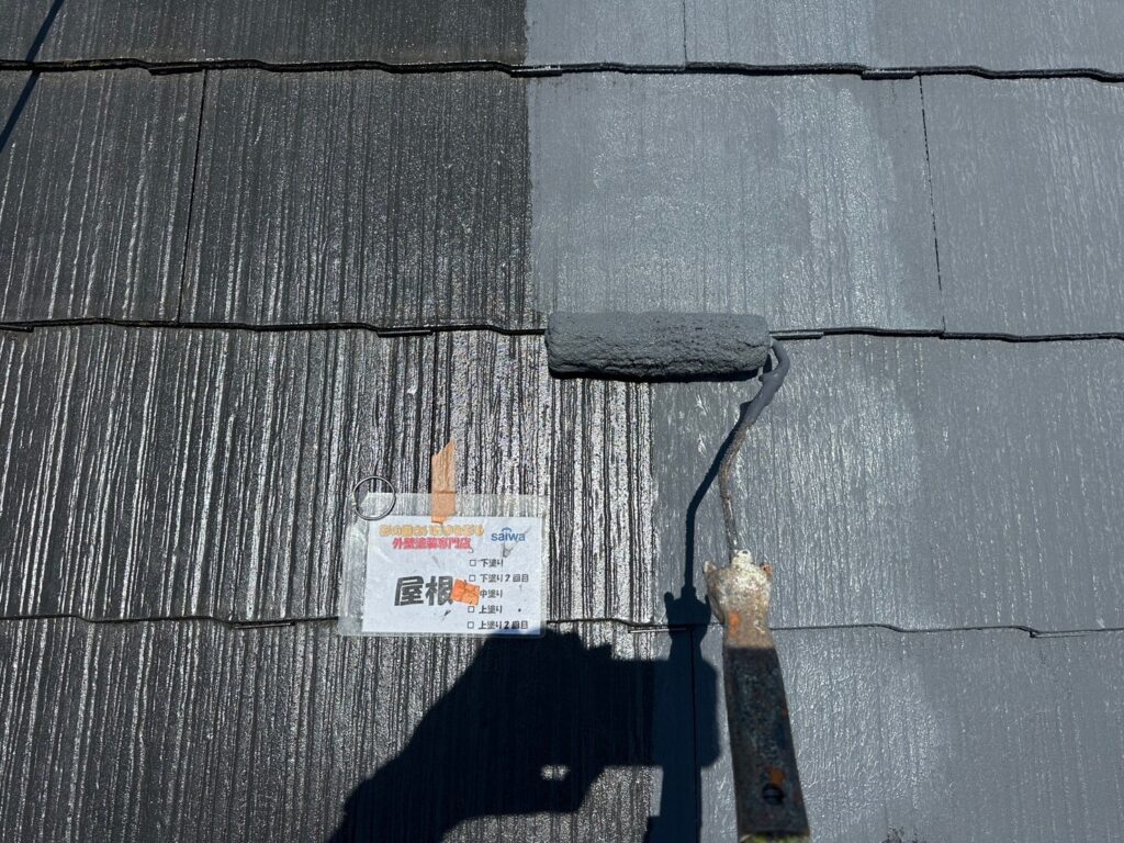 GAINA(ガイナ)N-40による屋根の中塗り施工。断熱・遮熱効果のある高品質塗料で均一に塗布。さいたま市の屋根塗装事例。