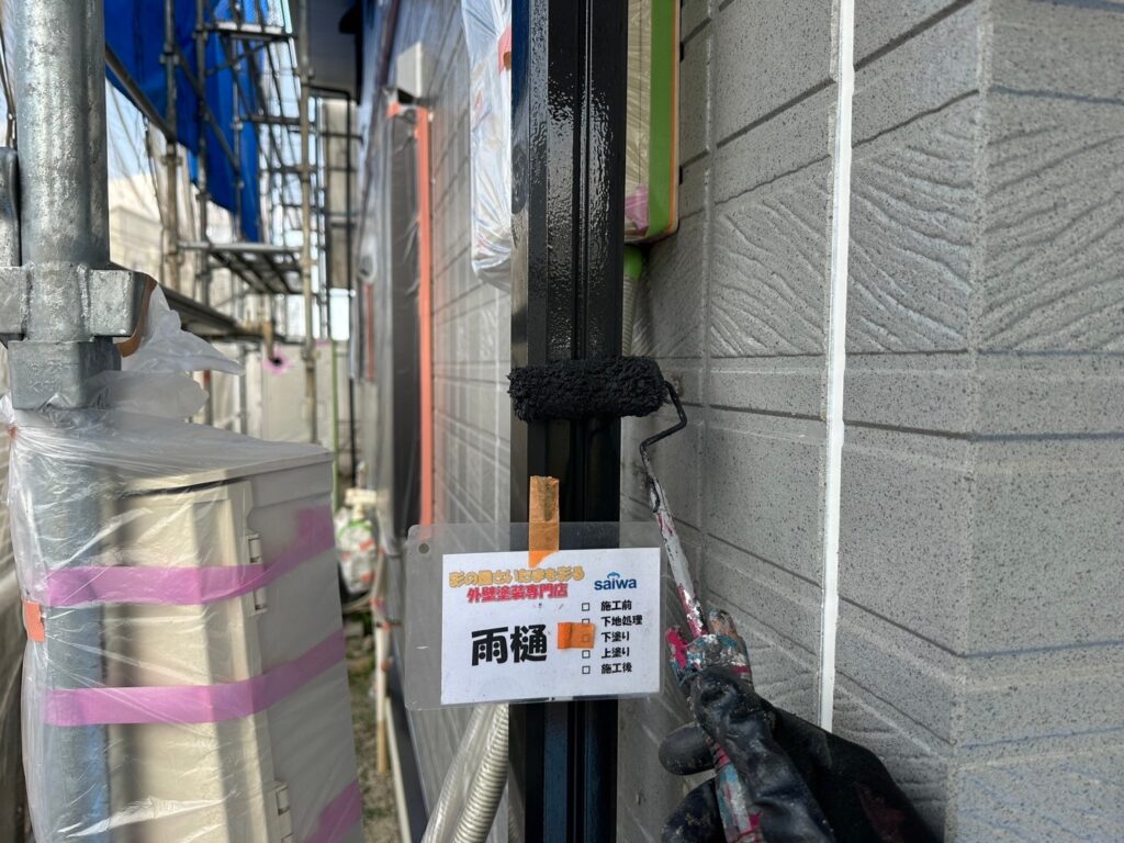 雨樋の下塗り作業中|サビ止め効果で耐久性を高める下地塗装