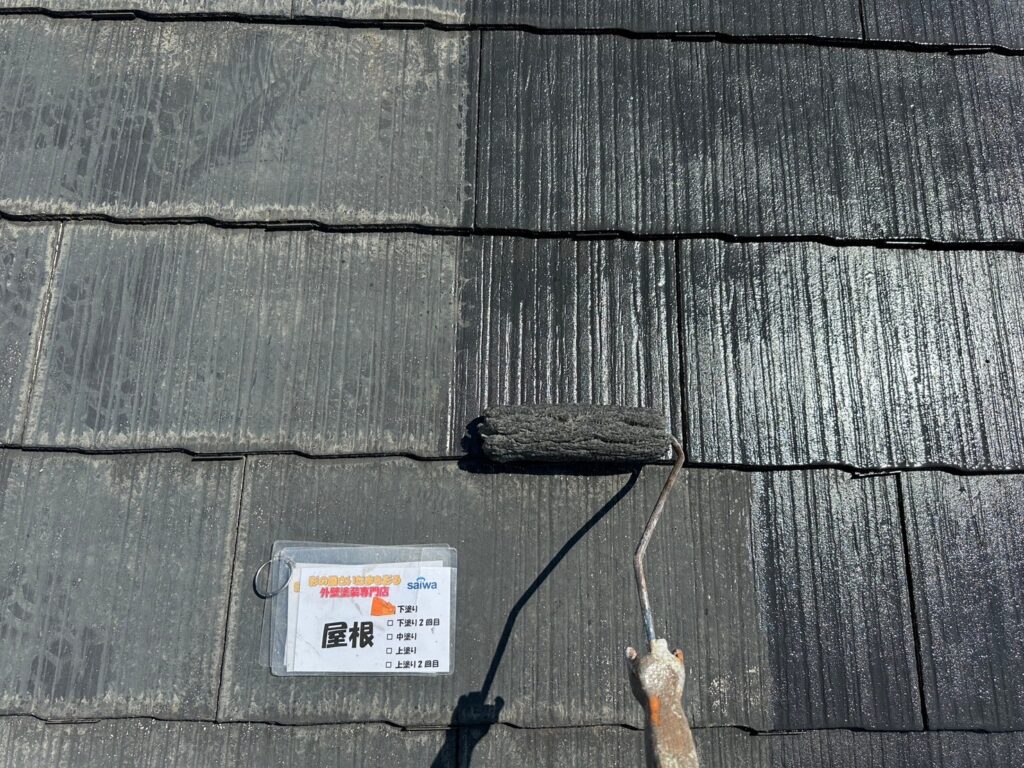 さいたま市の屋根塗装で下塗り施工中。既存屋根材とGAINA(ガイナ)塗料の密着を高めるため、専用プライマーを使用。