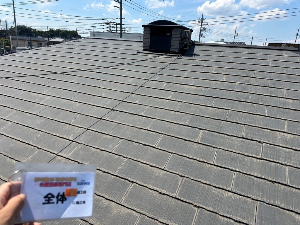 色あせや苔の発生が見られ、塗膜の劣化が進行。見積もり無料の地域密着・サイワ塗装工業。