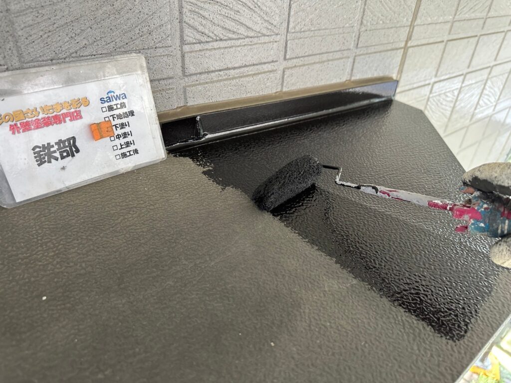 出窓の下塗り作業中|サビ止め効果のある塗料で下地を保護