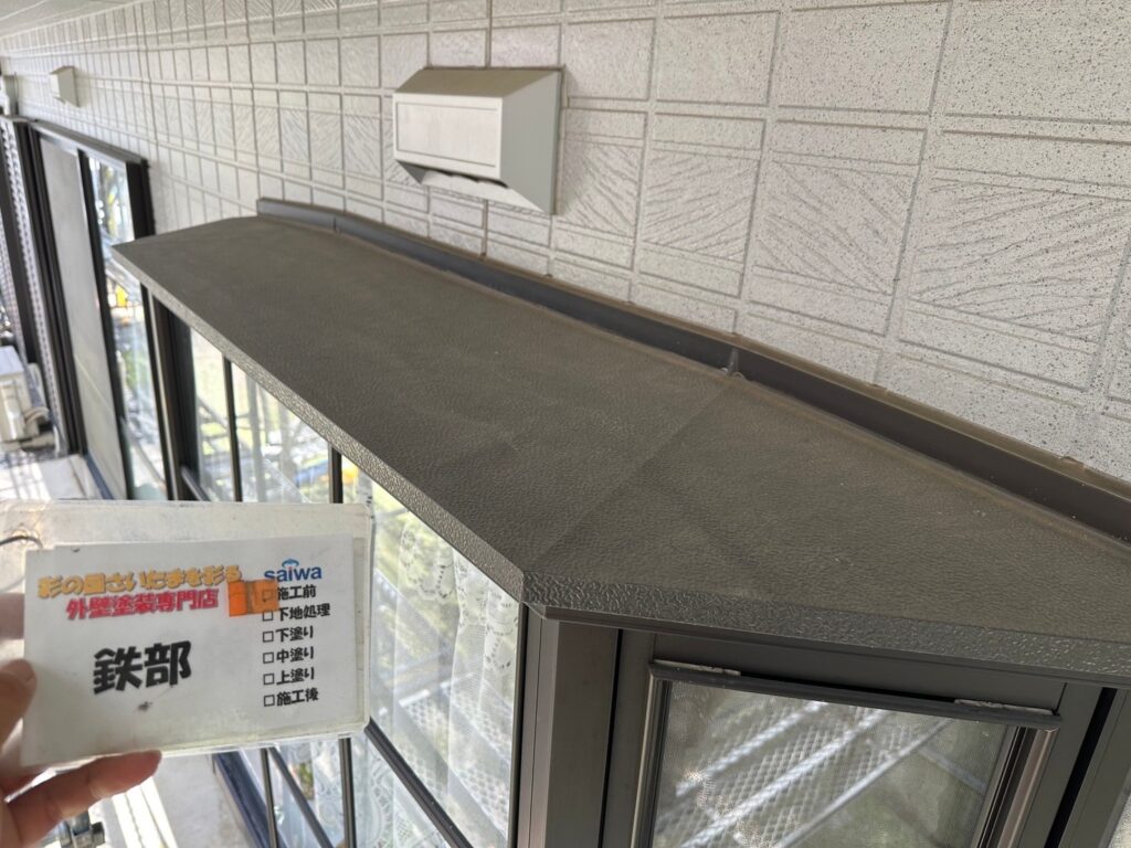 塗膜の劣化や色あせが見られる出窓の施工前写真|さいたま市の外壁塗装施工事例