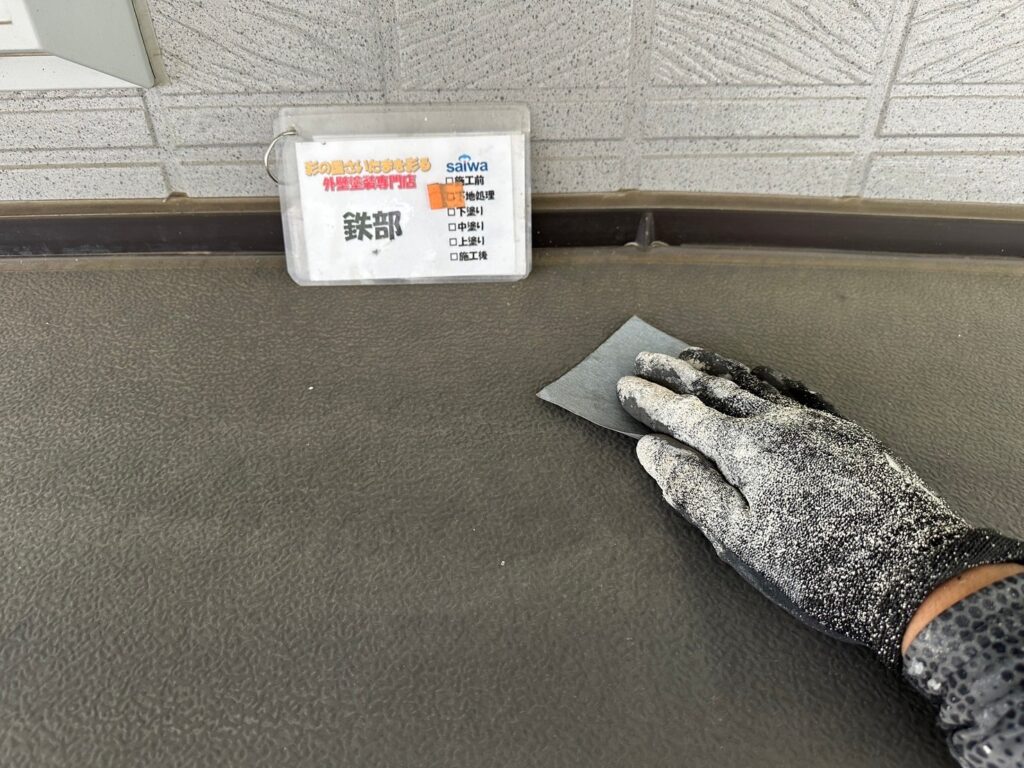 出窓部分のケレン掛け作業|旧塗膜を除去し塗料の密着を高める工程