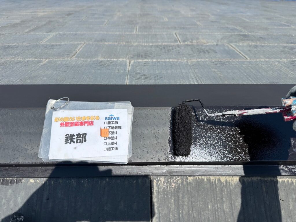 棟板金に防錆塗料を塗布し、サビの再発を防止。GAINA(ガイナ)N-40で仕上げる前の重要な防錆処理工程。さいたま市の屋根塗装施工事例。