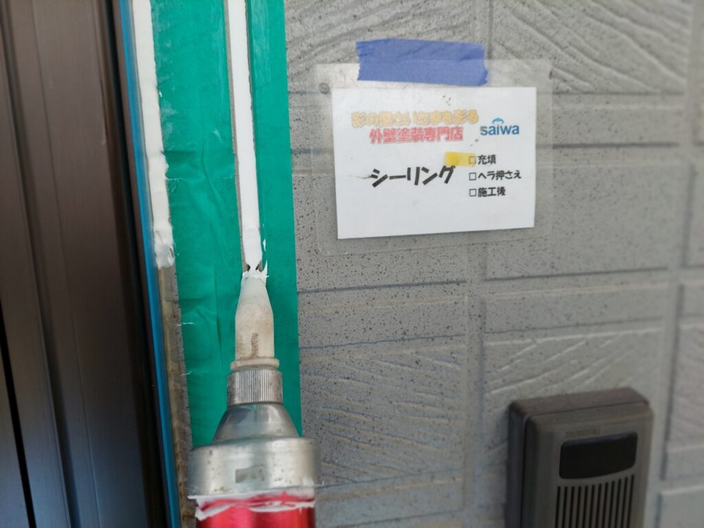 外壁目地に新しいシーリング材を充填|防水性と柔軟性を確保する施工