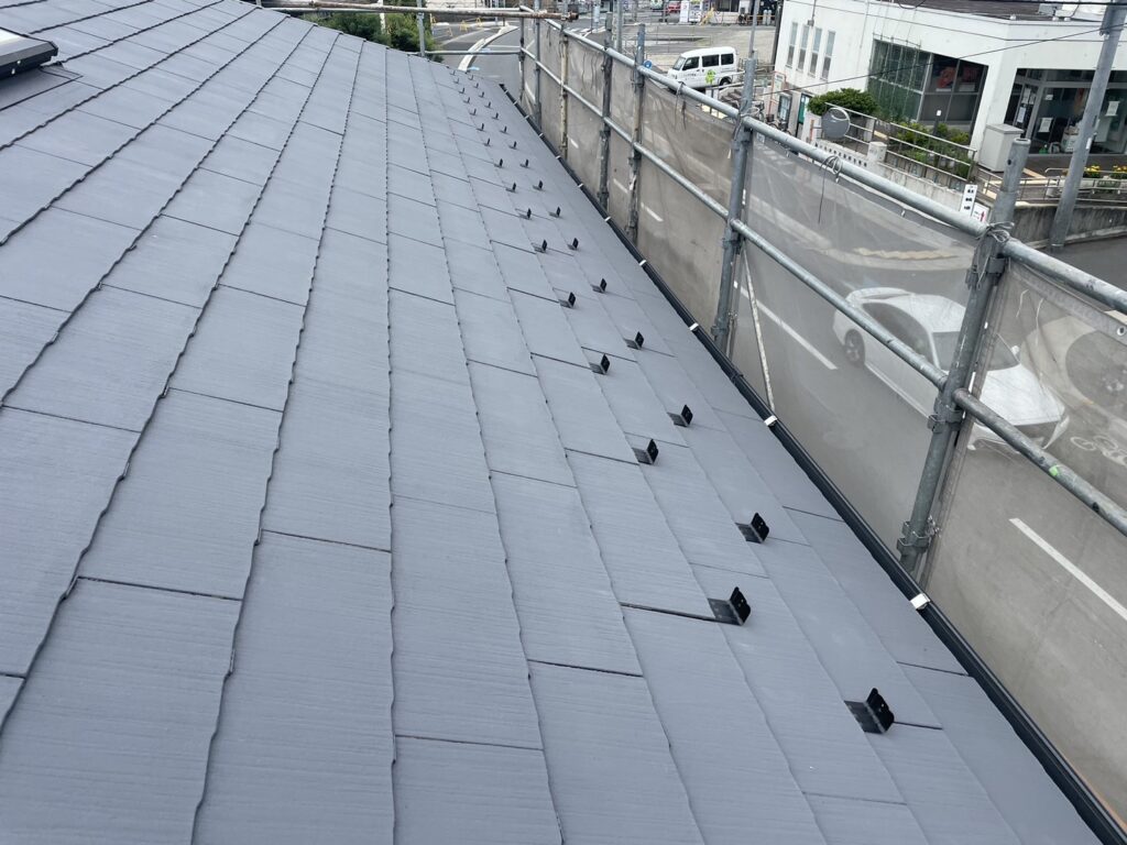 さいたま市の屋根塗装施工後の様子。GAINA(ガイナ)N-40で高耐久・断熱仕上げ。雪止めを新設し、雨漏り防止と安全性を向上。