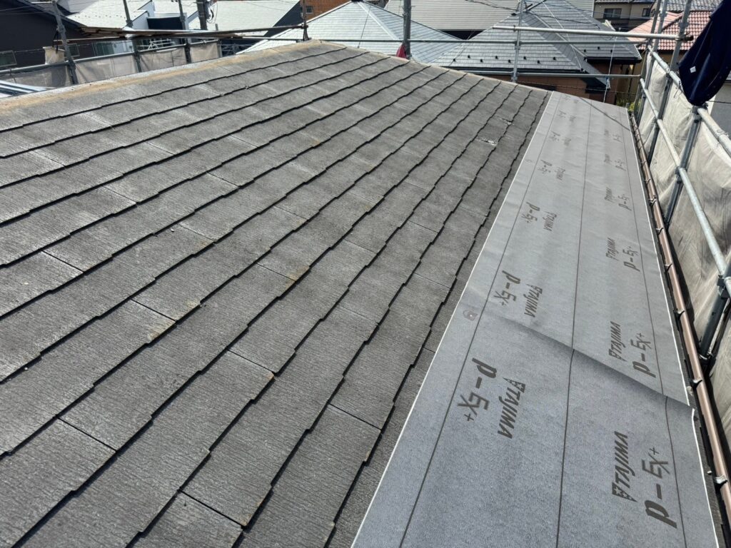 雨漏り防止を目的に高耐久シートを敷設 さいたま市での屋根カバー工法施工事例