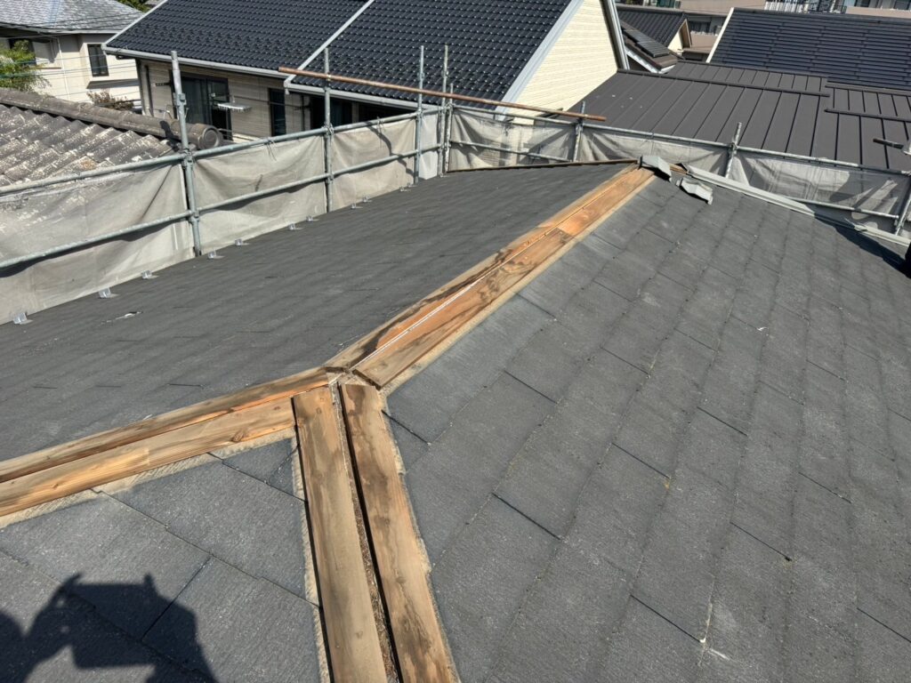 既存屋根を丁寧に撤去し、下地から高品質に再施工 信頼の地域密着施工。