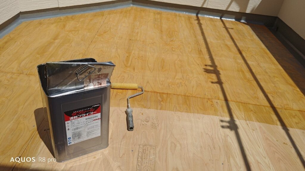 ベランダ防水改修 プライマー塗布作業|防水層の密着性を高めるための下地処理