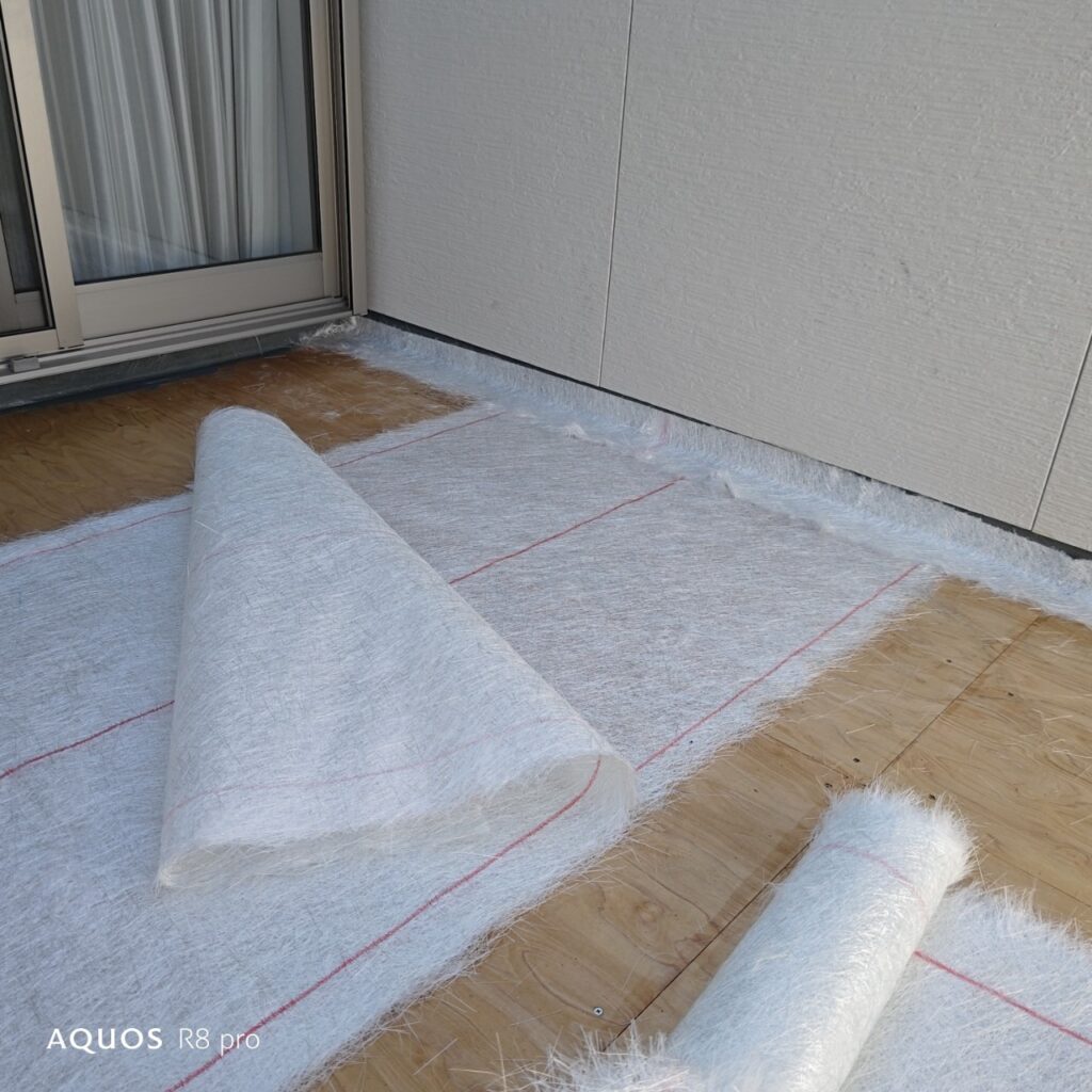 ベランダ防水改修 ガラスマット貼り作業|FRP防水層を形成する補強工程