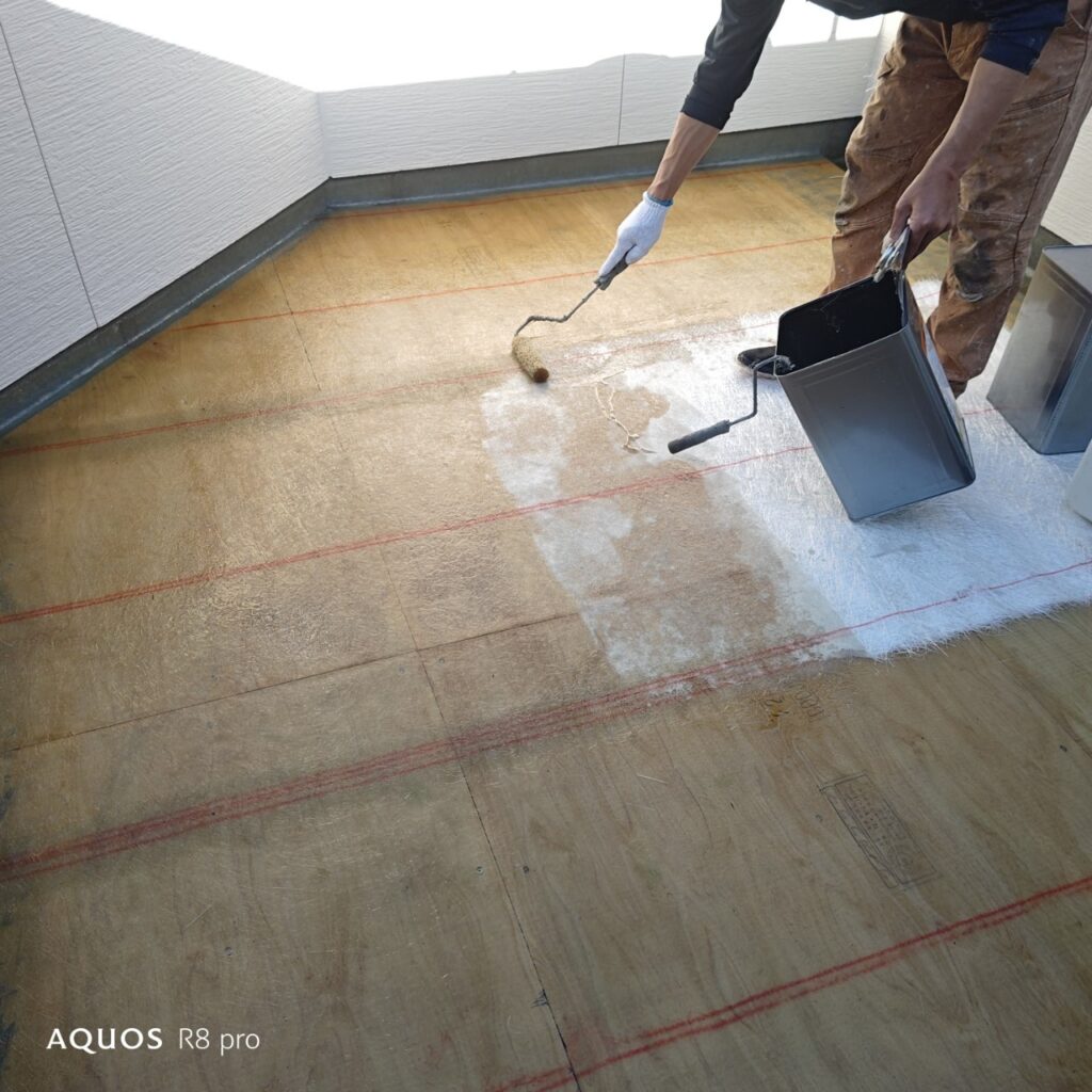 ベランダ防水改修 樹脂塗布作業|防水層を形成するメイン工程
