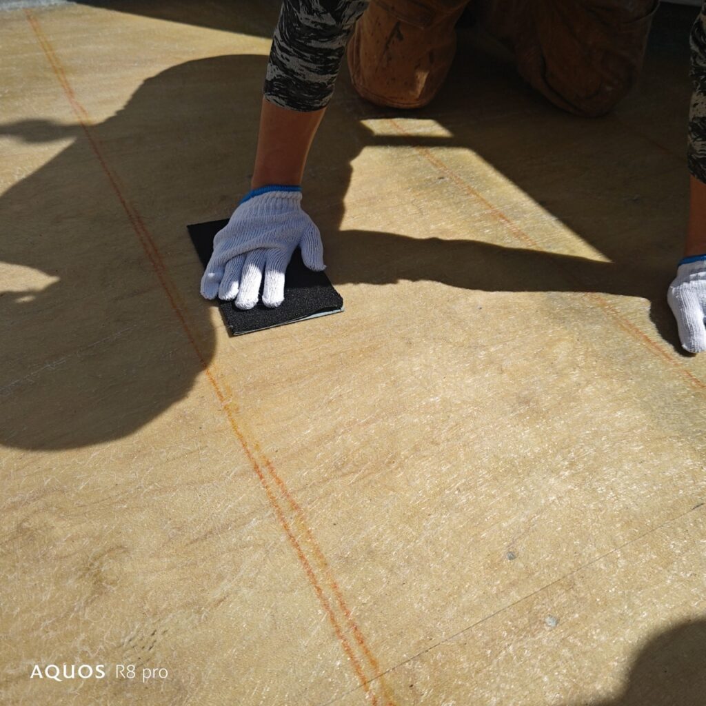 ベランダ防水改修 仕上げ前のケレン掛け作業|防水層を滑らかに整える最終工程