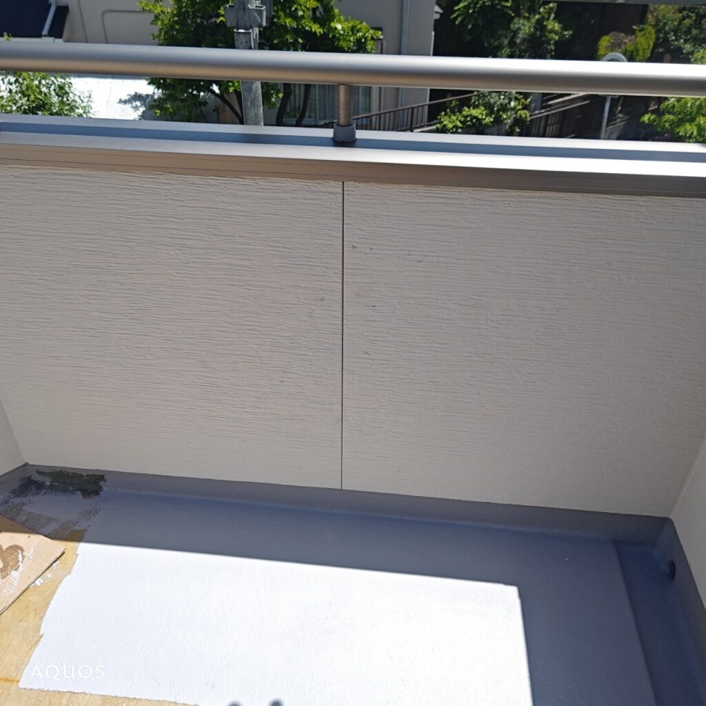 ベランダ防水改修 トップコート塗布作業|防水層を紫外線や雨水から守る仕上げ工程