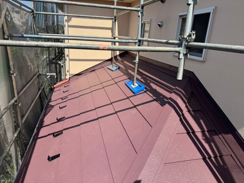 カバー工法で下屋根が新しく生まれ変わり、防水・耐久性が大幅に向上した施工後写真