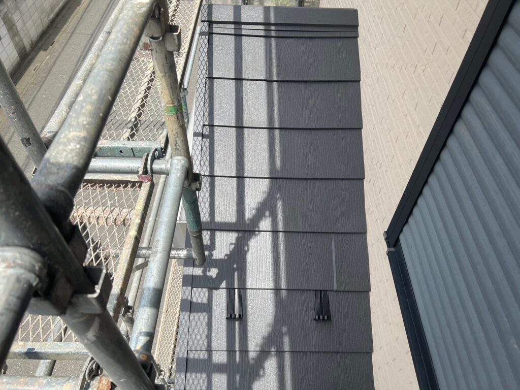 下屋根カバー工法の施工後写真。板金材により見た目と耐水性が向上し、雨漏り防止効果も高まった仕上がり