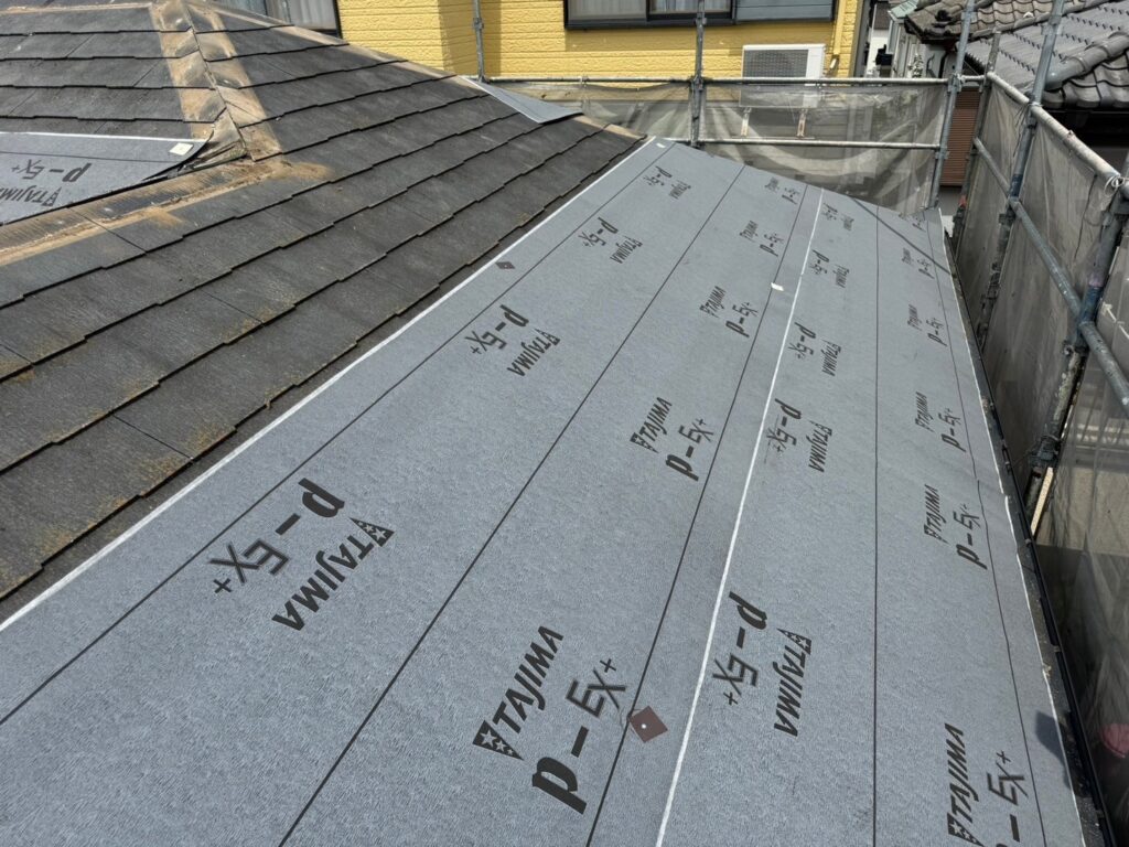 スーパーガルテクトのカバー工法で防水シートを貼っている工程写真。雨漏り防止に重要な下地処理。