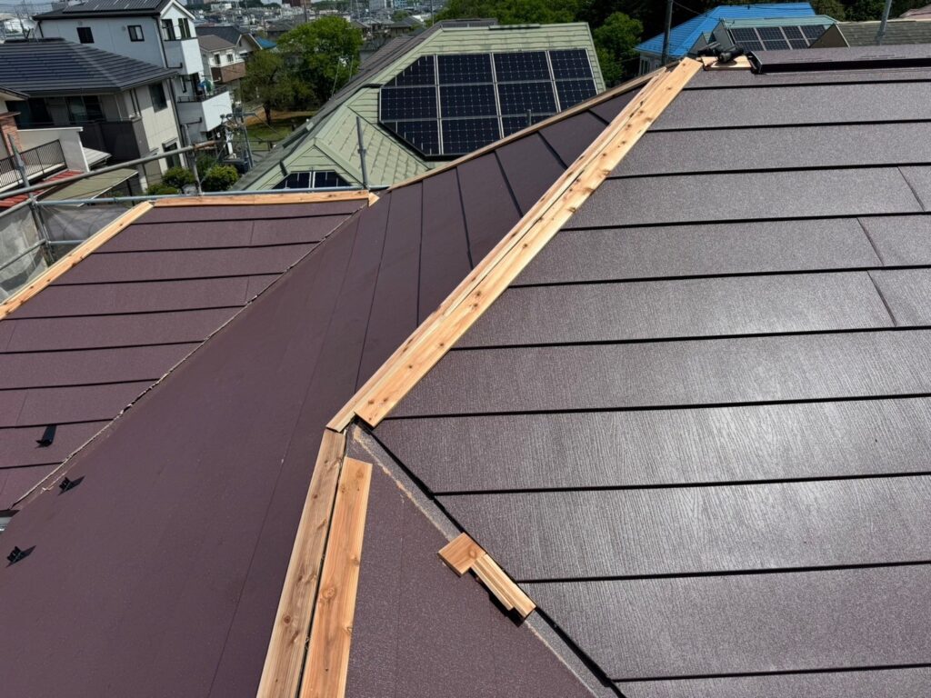 新しい貫板を屋根に確実に固定し、棟板金の耐久性を高める作業写真