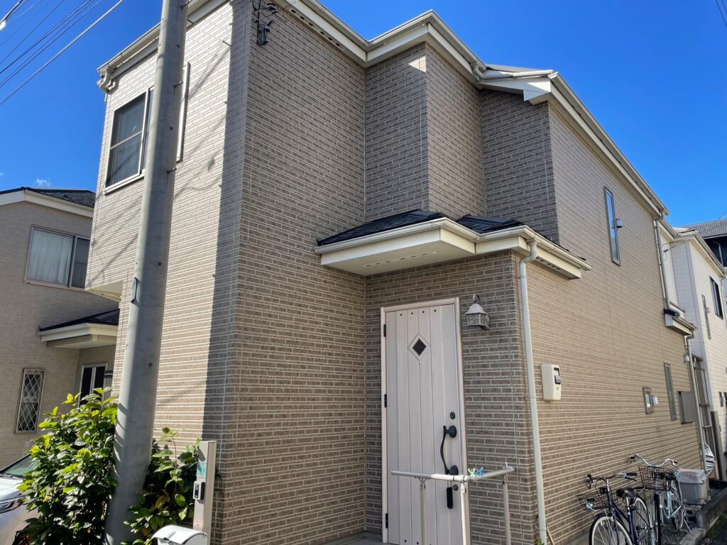 さいたま市西区の築11年戸建て住宅 外壁と屋根の塗装工事前の様子 メンテナンス時期を迎えた施工前全景