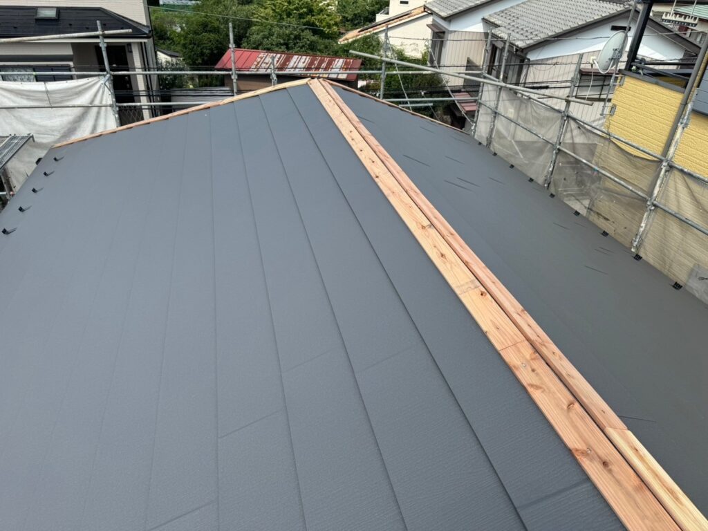 屋根カバー工法で貫板を取り付ける工程。棟板金の固定強度を高めるための重要な施工ステップ。