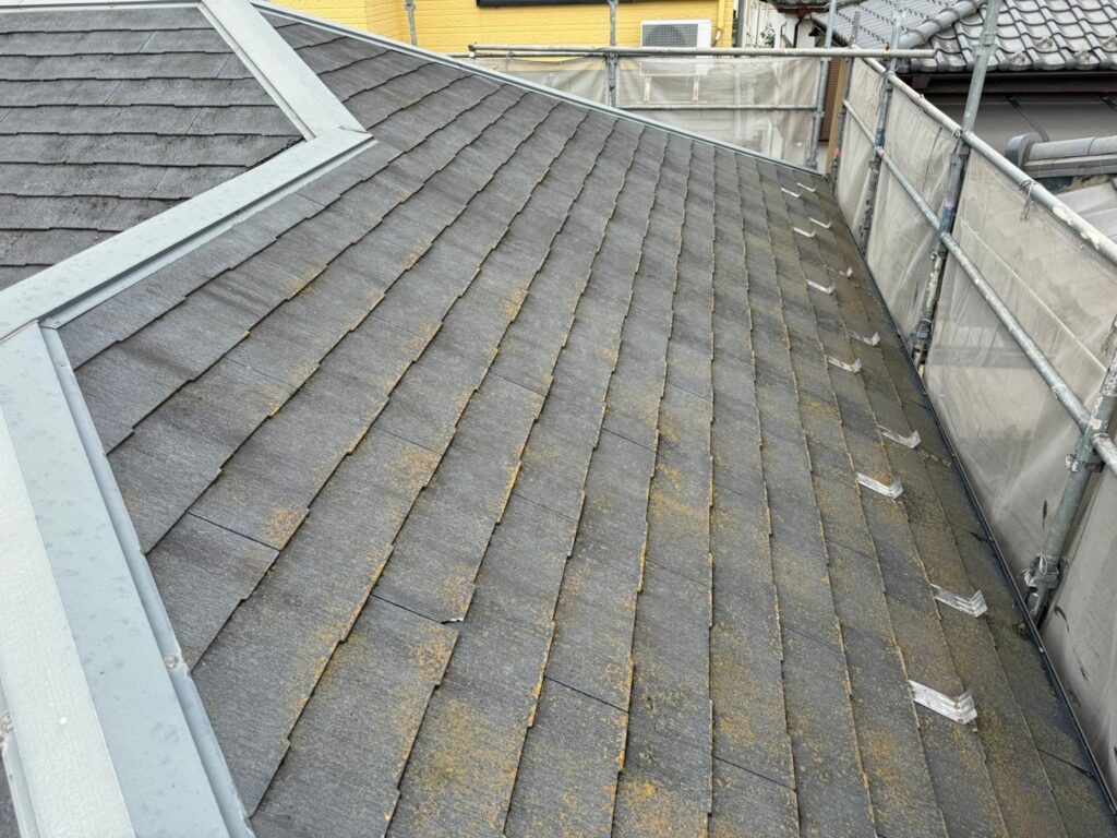 白岡市の住宅屋根施工前。経年劣化が進み、雨漏りリスクが高まる状態。カバー工法を検討している方に役立つ施工事例