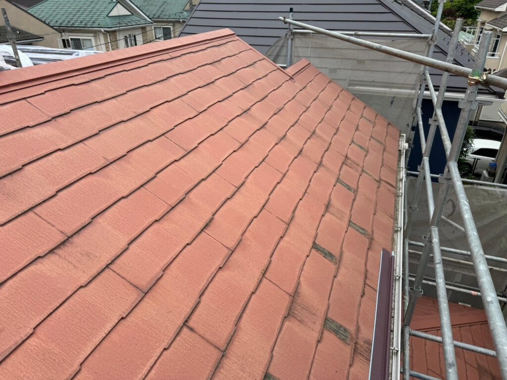 さいたま市の住宅で、経年劣化により防水性が低下した屋根の施工前写真。雨漏り防止のためカバー工法が必要な状態。