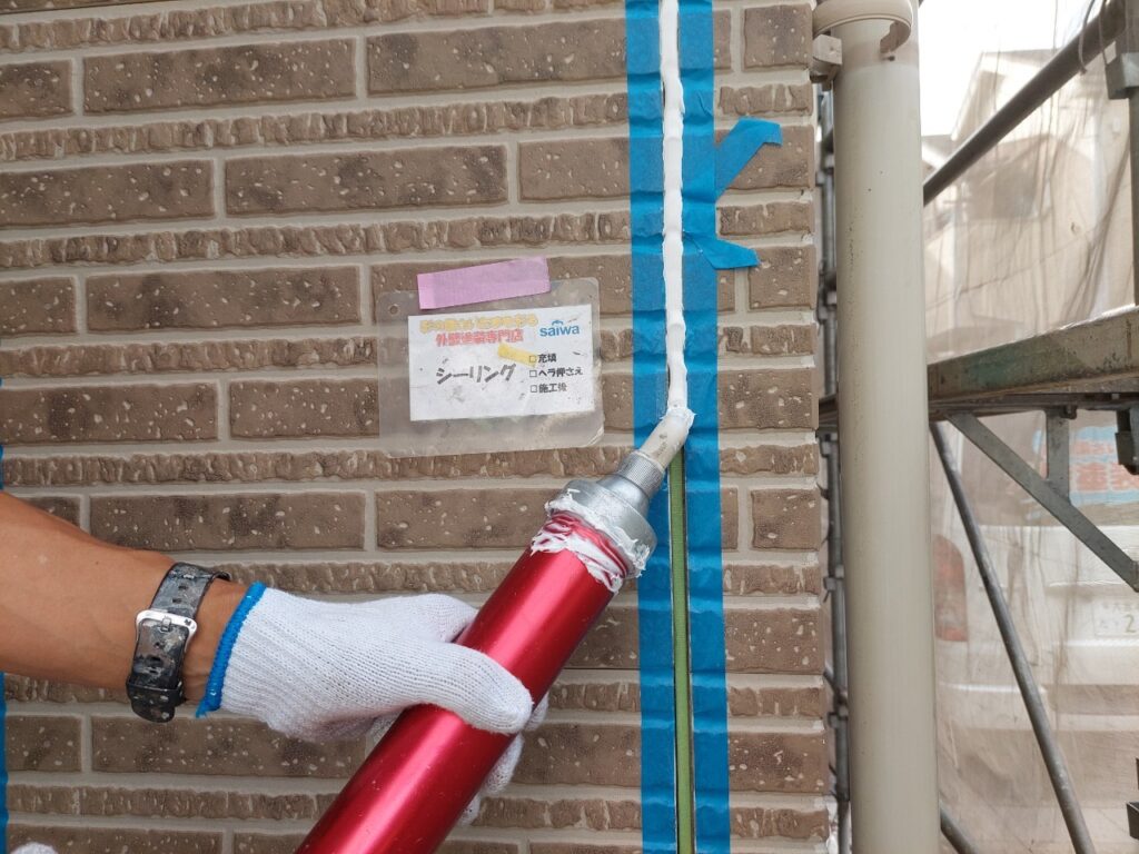 シーリング材の充填作業|雨漏り防止のための丁寧な施工