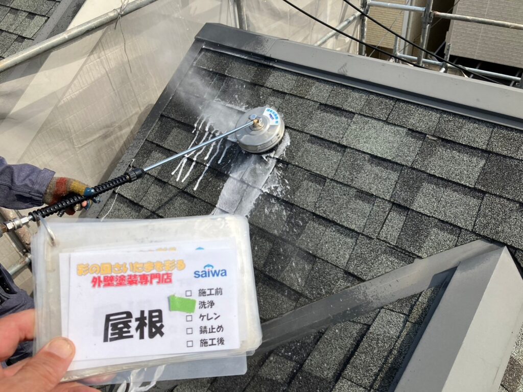 屋根高圧洗浄作業|旧塗膜や汚れを丁寧に除去するさいたま市の屋根塗装