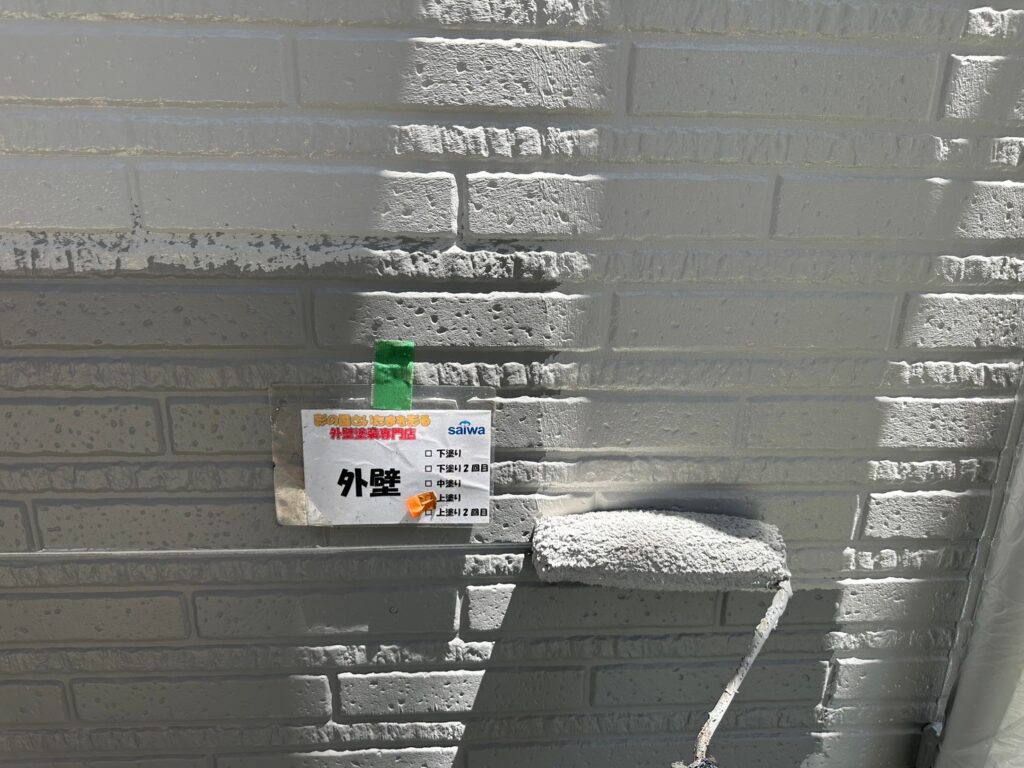 さいたま市西区の外壁上塗り作業 高品質塗料パーフェクトトップND-011仕上げ