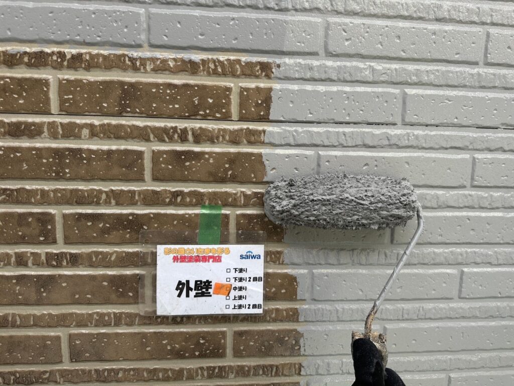 さいたま市西区の外壁中塗り工程 パーフェクトトップND-011(3分艶)を均一に塗布