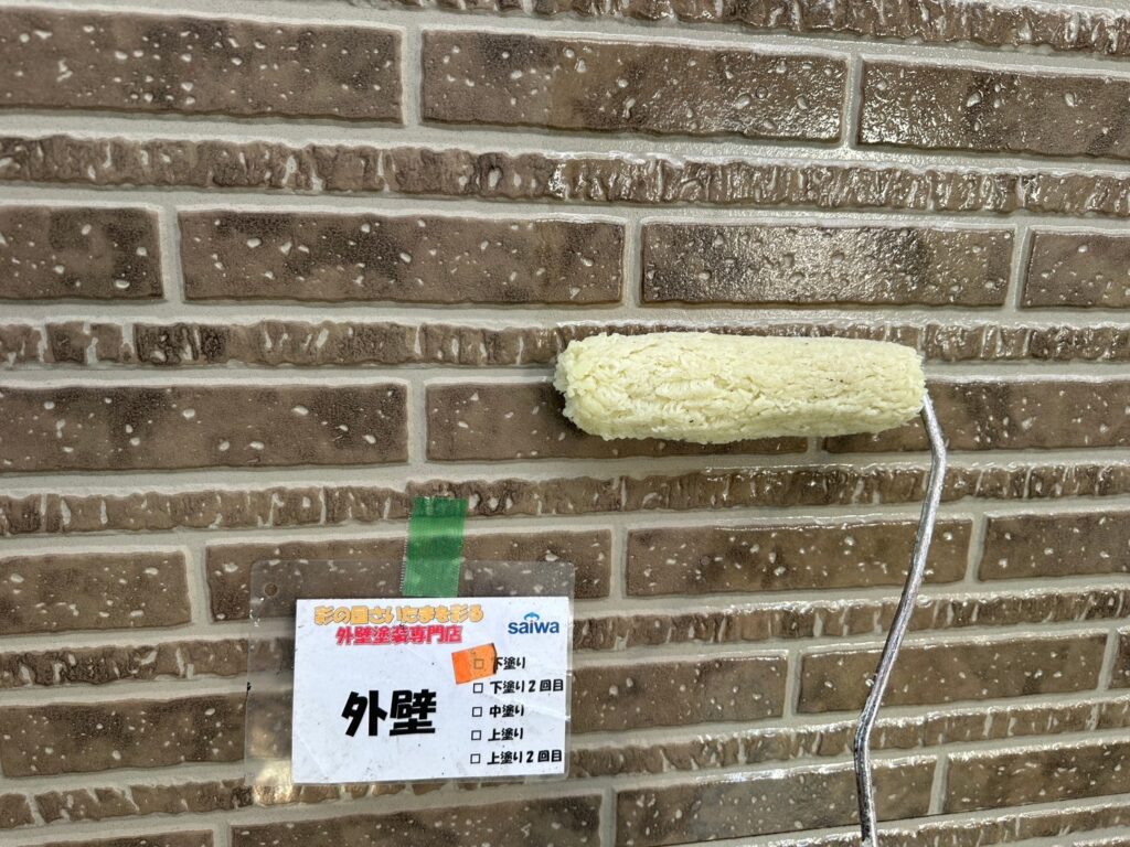さいたま市西区の外壁下塗り作業 パーフェクトトップ仕上げ前の密着強化工程