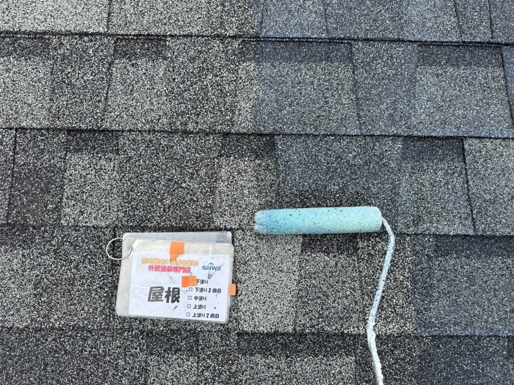 屋根下塗り作業|GAINA塗装前の密着性を高める下地処理工程