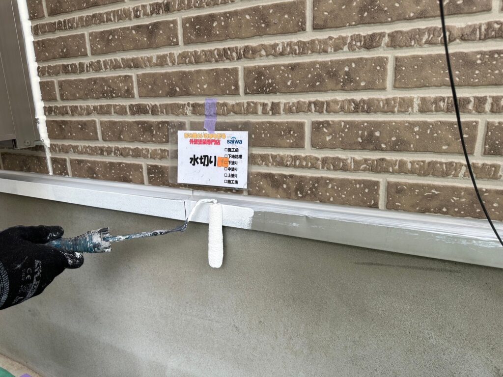 水切りの下塗り作業|錆止め塗料で防水性を強化したさいたま市の施工事例