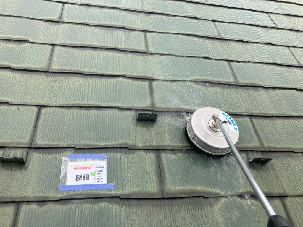 高圧洗浄で屋根の汚れやカビを丁寧に除去している様子