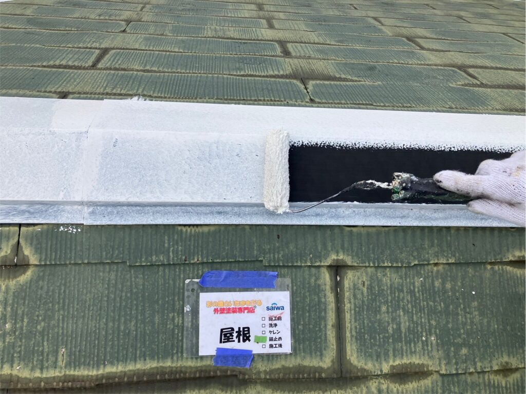 棟板金に錆止め塗装を行い雨漏りを防ぐ施工