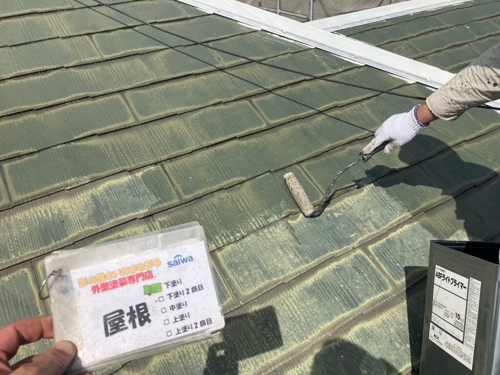 屋根塗装の下塗りを行い密着性を高めている様子