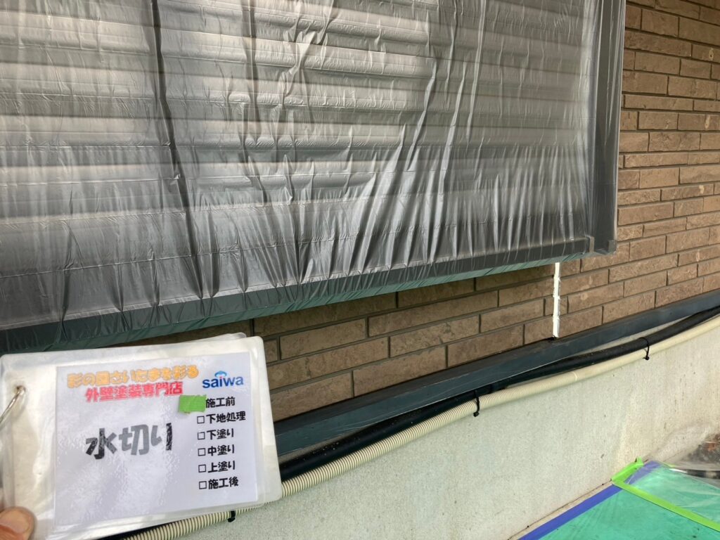 水切りの施工前写真。サビや色あせが目立ち、防水性が低下している状態。雨漏り防止のため早めのメンテナンスが必要なケース。