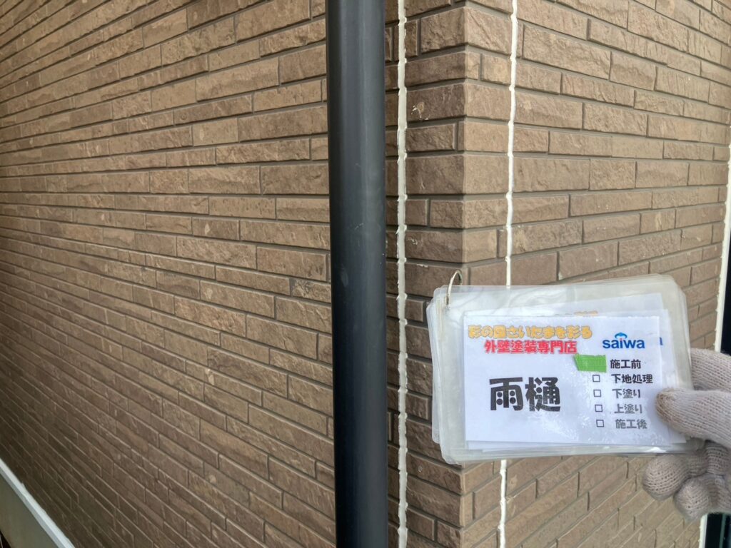 雨樋の施工前写真。劣化や色あせが進み、雨水排水の機能低下が懸念される状態。雨漏り防止のためのメンテナンスが必要なケース。