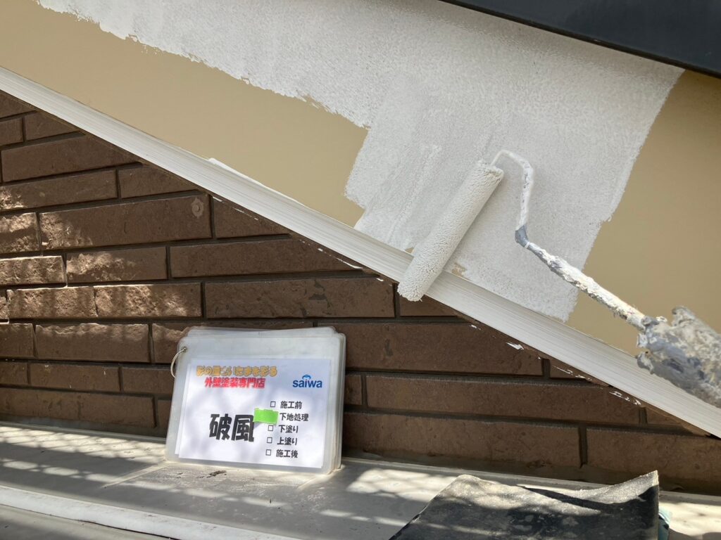 破風に錆止め塗料を塗布し、防錆と長持ち施工を行っている様子
