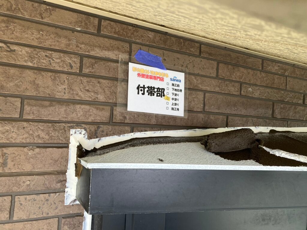 出窓の中塗りを行い、高性能塗膜を重ねている施工写真