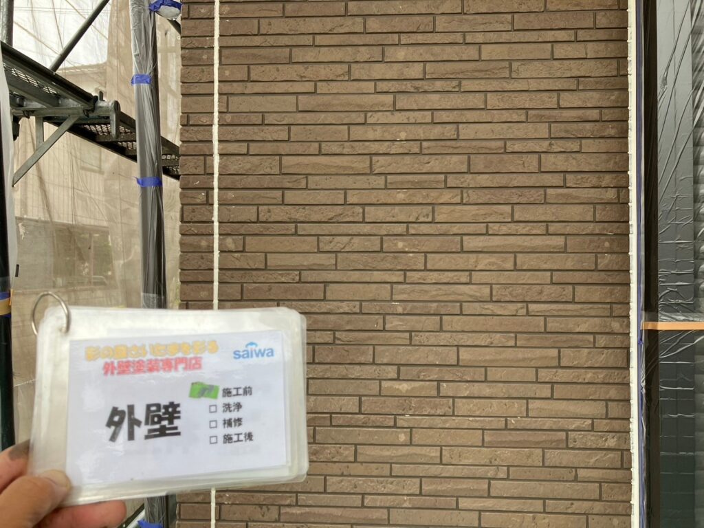 外壁施工前の写真。GAINA塗装前で、汚れや劣化が目立つ状態。さいたま市周辺で外壁メンテナンス・塗装費用を検討中の方に役立つ施工事例。