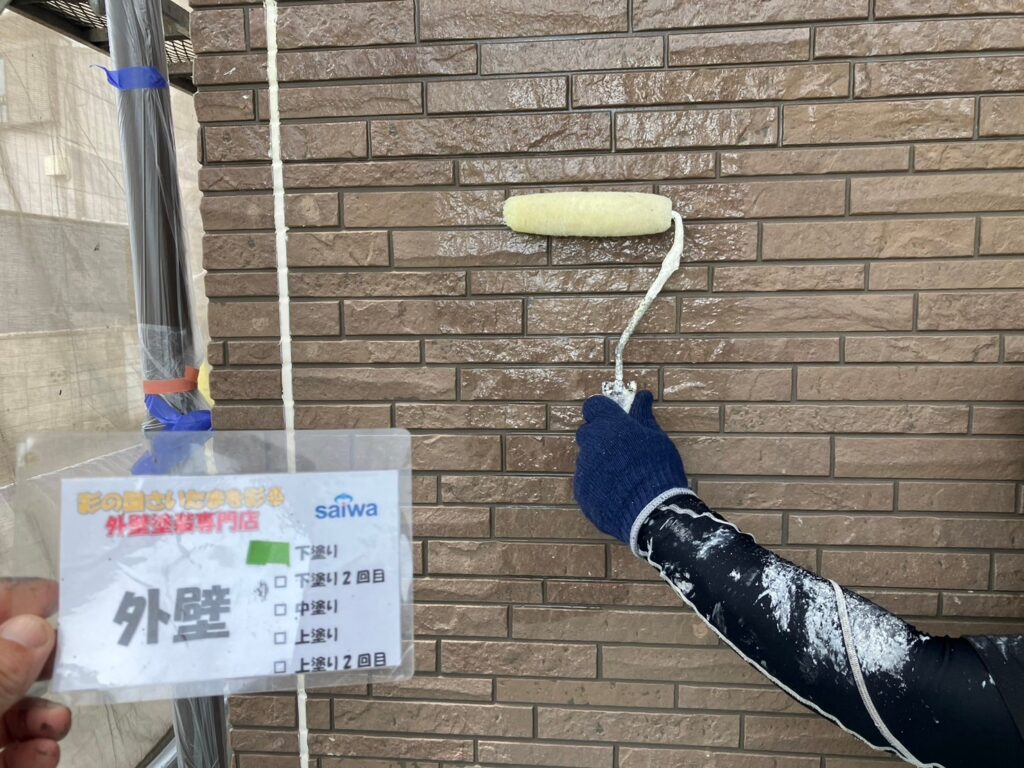 GAINA塗装前に下塗り材を塗布している工程。密着性を高め、高品質な仕上がりに欠かせない重要なステップ