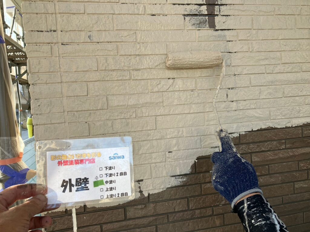 GAINA 19-70Dで中塗りを行っている様子。断熱・遮熱効果を発揮させるための大事な塗り重ね工程