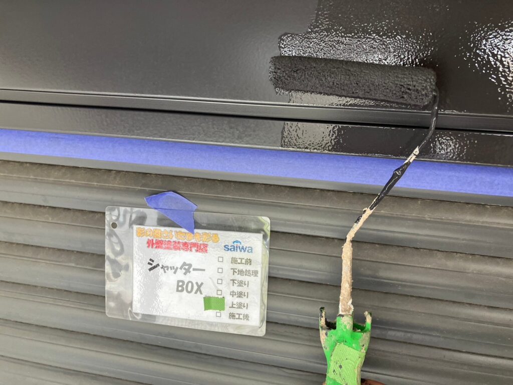 シャッターボックスを仕上げの上塗りで高耐久に仕上げている施工事例