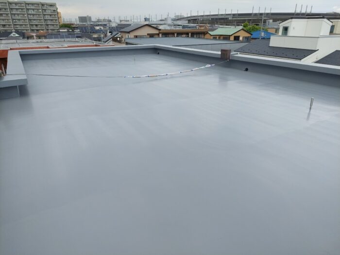 ウレタン防水工事の施工完了後の屋上｜雨漏り防止と耐久性を高めた高品質仕上げ