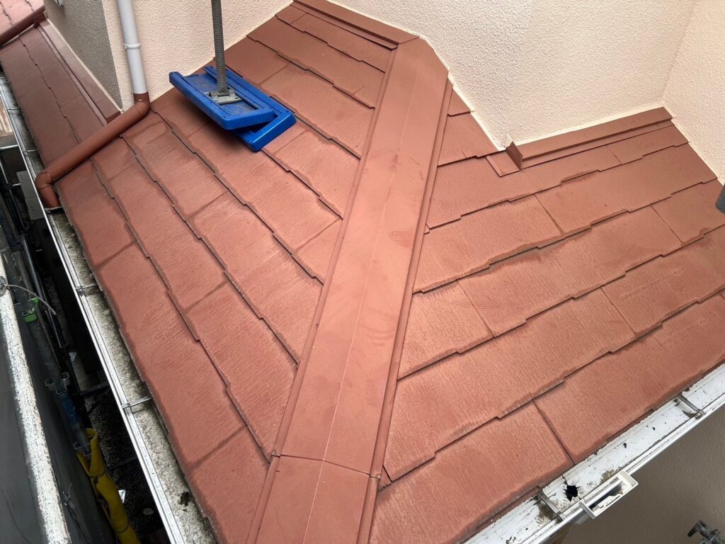 屋根全体が美しく生まれ変わり、断熱・遮熱性能も向上。雨漏り防止と長寿命化に優れたカバー工法による、さいたま市の高品質施工事例です。