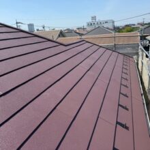 スーパーガルテクト（シェイドワインレッド）で仕上げた屋根の施工後写真。耐久性が向上し、美観も高い状態