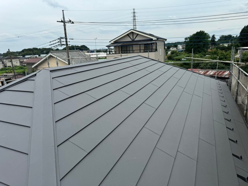 スーパーガルテクト(シェイドチャコール)で仕上がった施工後の屋根。防水性・耐久性・見た目のすべてが向上した状態。